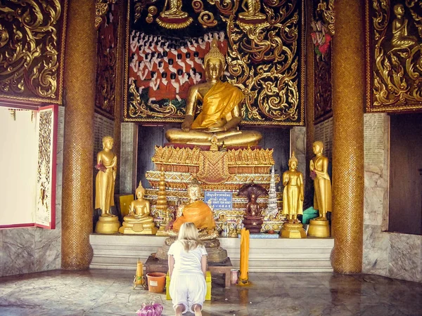 Una Chica Rubia Arrodilla Frente Una Estatua Tailandia Turismo —  Fotos de Stock