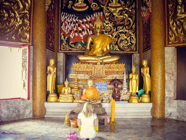 Una Chica Rubia Arrodilla Frente Una Estatua Tailandia Turismo —  Fotos de Stock