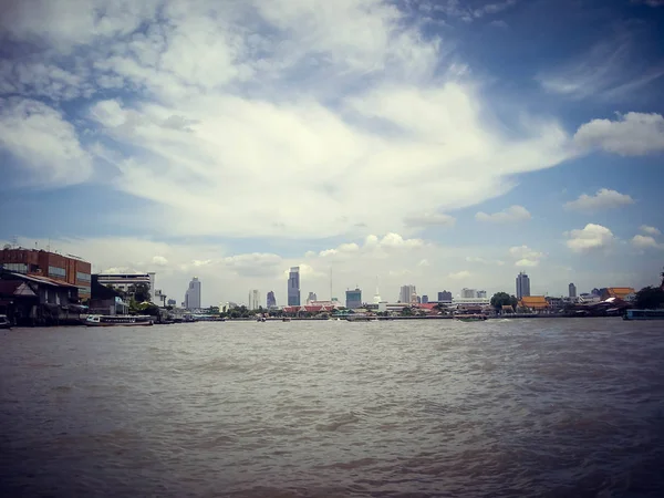 Hotels door de rivier uitzicht vanaf een boot in Thailand. — Stockfoto