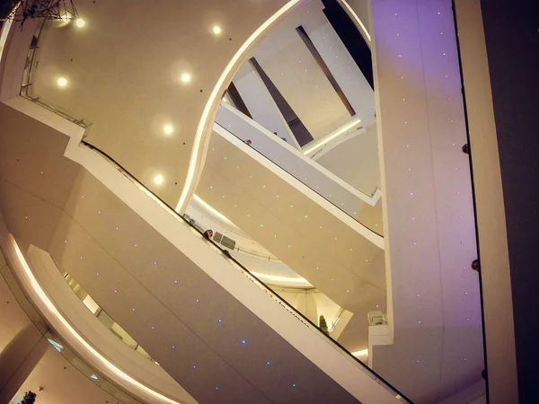 Escaleras mecánicas iluminadas en muchos pisos en un hotel en Tailandia — Foto de Stock