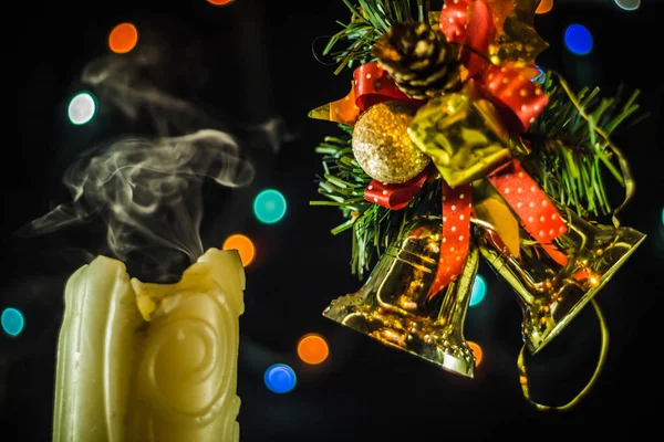 Velas Navidad Humo Las Velas Fuego Apagadas Fondo Las Ramas — Foto de Stock