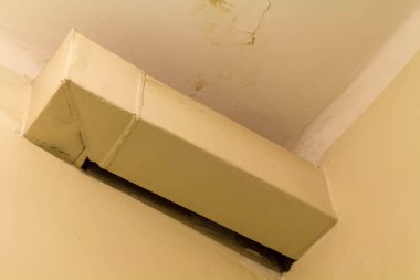 Tavanda soyulması boya. Paslı su sızıntı boru.