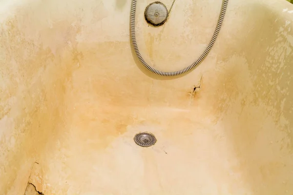 Emaye peeling ile paslı banyo. Onarım gerekli.