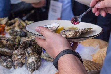 İstiridye ziyaretçi kurumsal elinde ile plakalar