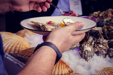 İstiridye ziyaretçi kurumsal elinde ile plakalar