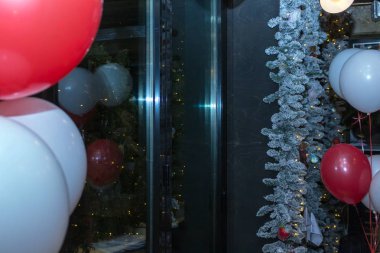 Duvardaki bir Noel ağacı dalları ile Noel dekorasyon