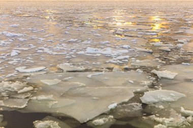 Kırık buz Nehri üzerinde. Isınma, buz eritme bahar. Akşam saat