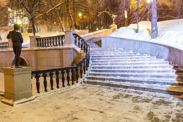 冬天花园里的楼梯上覆盖着雪。晚上的时间与灯笼. — 图库照片