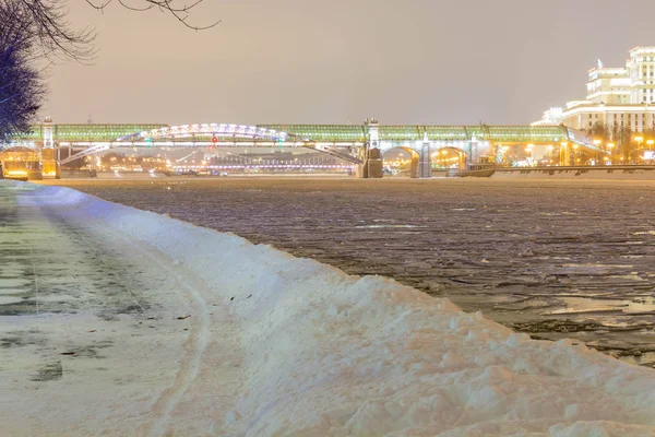 A estrada na neve deriva perto do rio no parque à noite — Fotografia de Stock