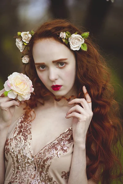Portret van zachte vrouw met lang rood haar sroz. Roodharige sensuele meisje met bleke huid en blauwe ogen met heldere ongewone verschijning. — Stockfoto