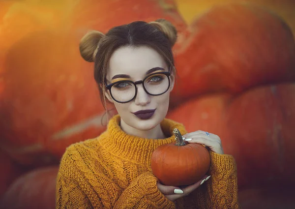 Gezellige Herfst Foto Van Een Meisje Met Pompoenen Een Gele — Stockfoto