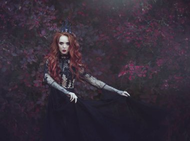 Güzel bir Gotik prenses soluk cilt ve uzun kızıl saçlı bir taç ve bordo yaprak zemin karşı siyah bir elbise giyiyor. Karanlık Kraliçe kostümü.