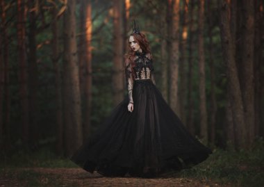 Soluk cilt ve siyah bir taç çok uzun kızıl saçlı ve bir puslu peri ormandaki bir siyah uzun elbise ile güzel bir Gotik prenses. Karanlık Kraliçe kostümü. Sanatsal işleme.