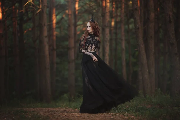 Een Prachtige Gotische Prinses Met Bleke Huid Zeer Lange Rode — Stockfoto