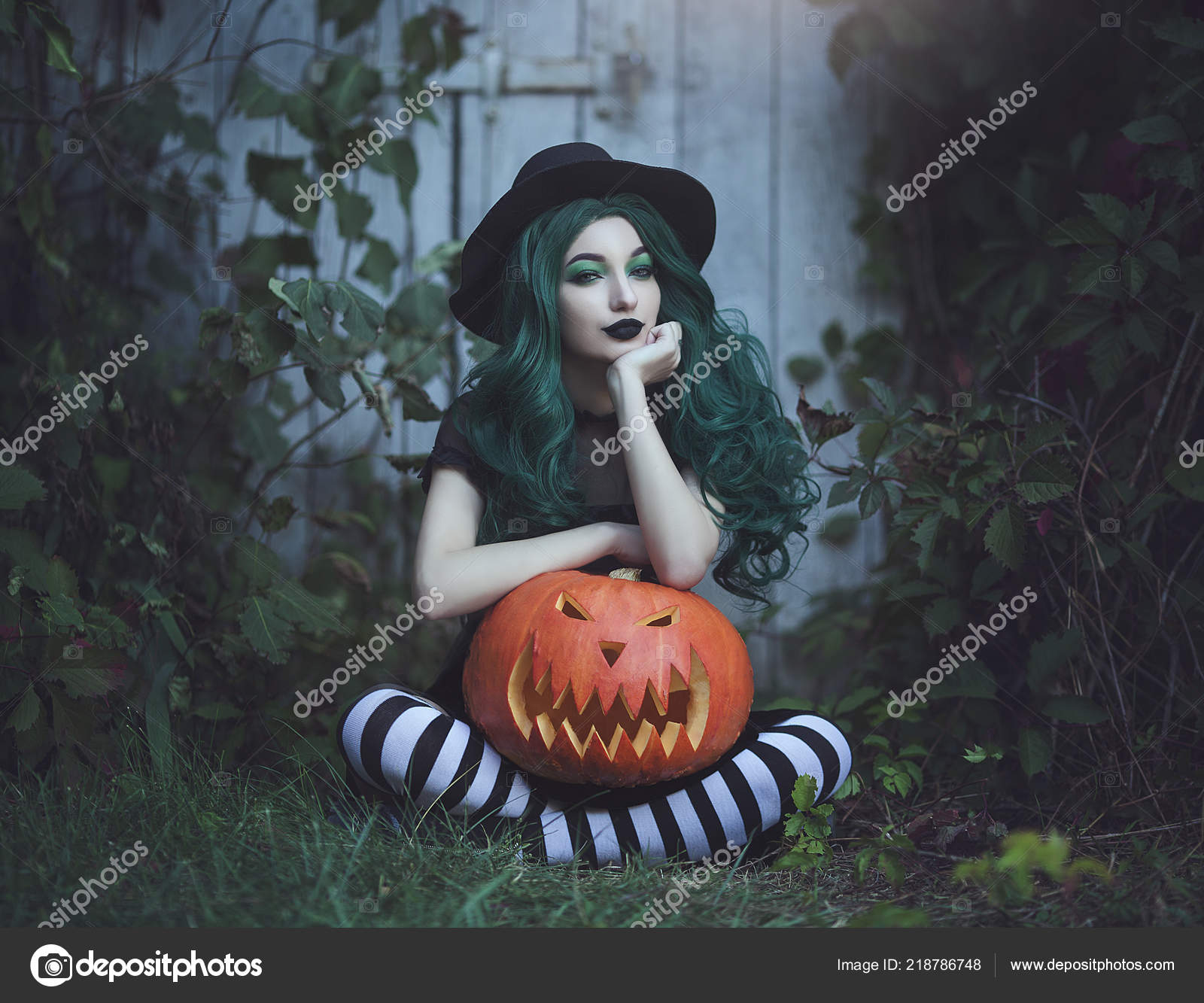 Bruxa Bonita De Halloween Com Chapéu Preto E Abóbora Na Mão Bruxa