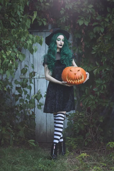 Una Strega Con Capelli Verdi Sta Tenendo Una Zucca Spaventosa — Foto Stock