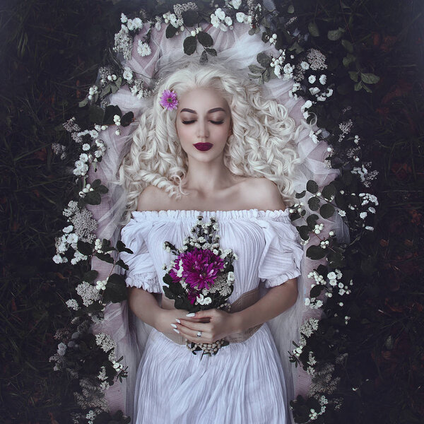 Спящая красавица. Зачарованная принцесса лежит в гробу в цветах с букетом. Sleeping in the dark wood
.