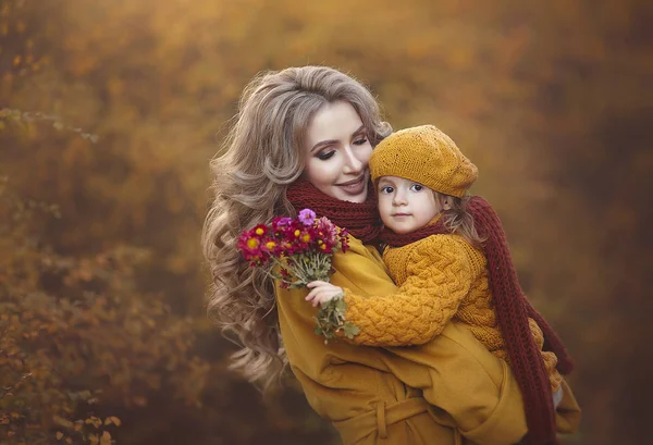 Mooie herfst portret gelukkige moeder en dochter knuffelen. Familie in het najaar van Park van genieten. — Stockfoto