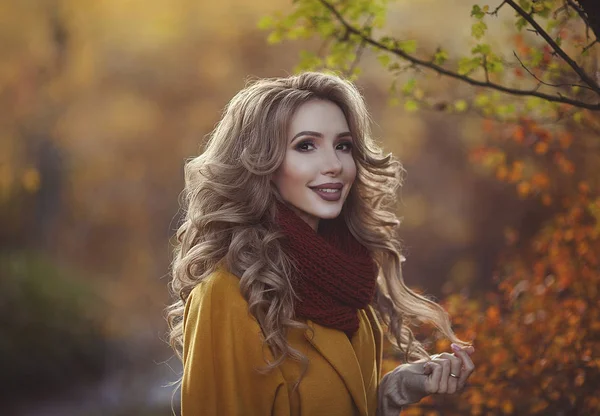 Mooie herfst portret van een jonge lachende moeder. Gelukkig jongedame in herfst kleding wandelen in het Park. — Stockfoto