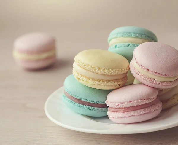 Pile of colorful macaroons on pastel background with . — Stock Photo, Image