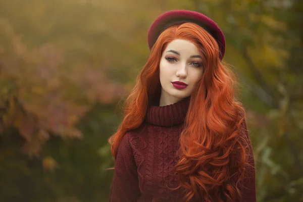 Ritratto autunnale di una donna dai capelli rossi in berretto sullo sfondo di ottobre  . — Foto Stock