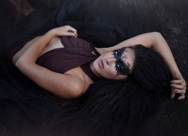 Vahşi bir Amazon kızının portresi. Uzun siyah saçlı ve ritüel makyajlı şaman kız..