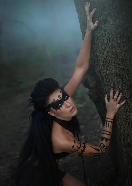 Portret perto de bela mulher xamã tribal em uma floresta nebulosa. Mãos de dancer.Amazon étnico menina perto da árvore. Foco suave — Fotografia de Stock