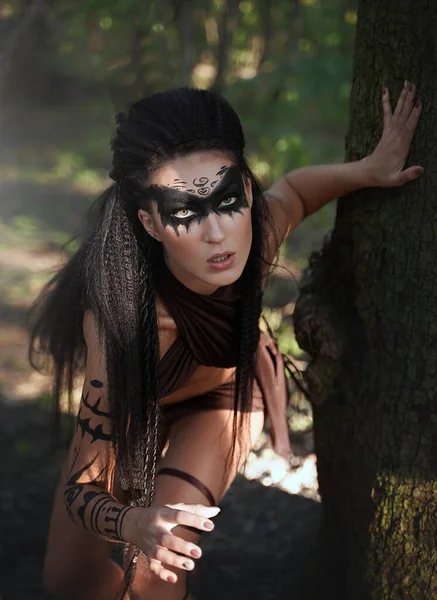 В лісі полюють красиві дикі амазонські дівчата. Шаманка з довгим чорним волоссям, ми йдемо слідом.. — стокове фото