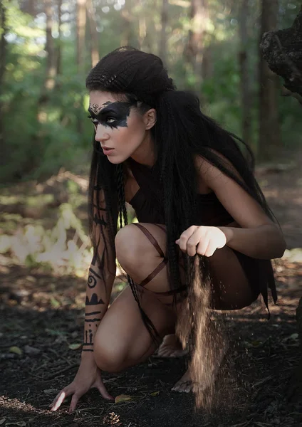 Linda amazona selvagem caça na floresta. Xamã com cabelo preto longo, seguimos o rastro. — Fotografia de Stock