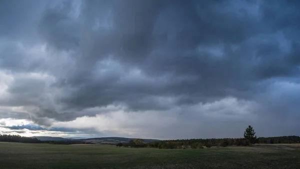 Landschap in het voorjaar van — Stockfoto