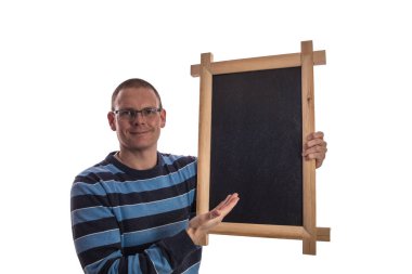 Adam siyah kara tahta tutuyor