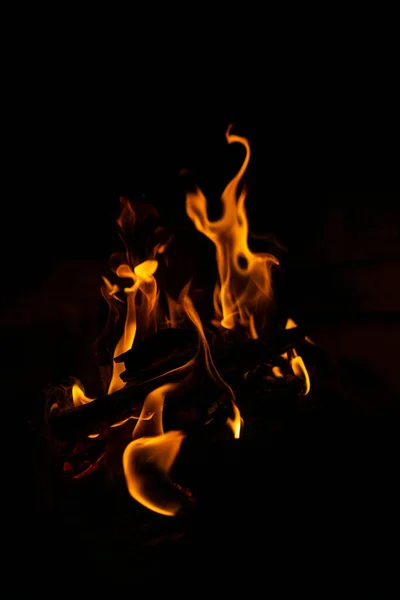Koyu Bir Arka Plana Karşı Ahşap Yangın — Stok fotoğraf