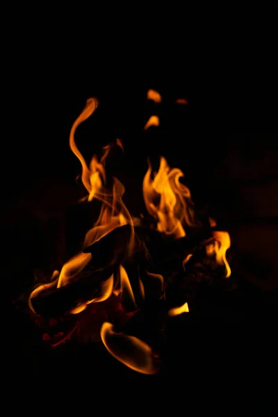 Pożar Drewna Ciemnym Tle — Zdjęcie stockowe