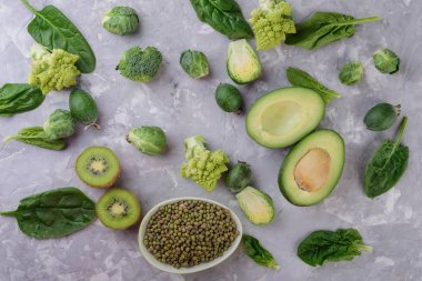 Gri beton arka plan, brokoli, Brüksel lahanası, kivi, avokado taze yeşil sebze topluluğu