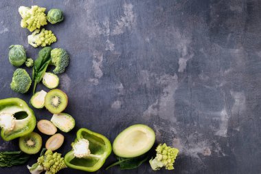 Koyu arka plan, brokoli, lahana, avokado, biber, düz lay üzerinde yeşil sebzeler