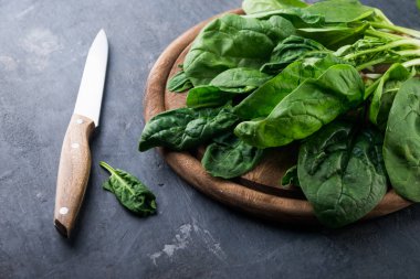 Koyu arka plan üzerinde taze yeşil ıspanak