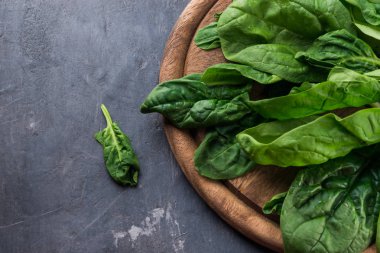 Rustik arka plan üzerinde taze yeşil