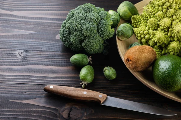 Verduras Verdes Aguacate Feijoa Brócoli Sobre Mesa Madera Concepto Comida —  Fotos de Stock
