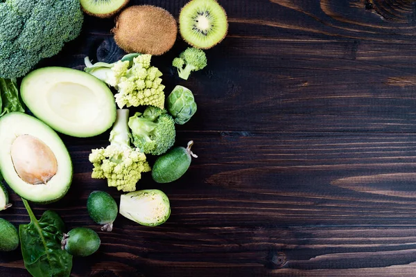 Surtido Verduras Verdes Aguacate Kiwi Feijoa Brócoli Coles Bruselas Mesa —  Fotos de Stock