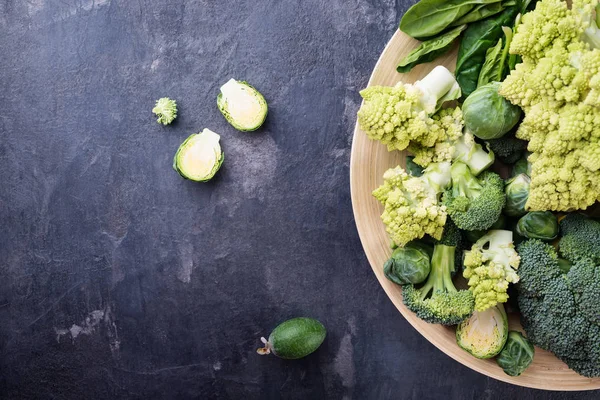 Verduras Verdes Sobre Fondo Oscuro Brócoli Col Pimienta Feijoa Puesta —  Fotos de Stock