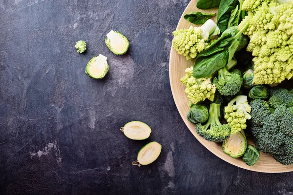 Verduras Verdes Sobre Fondo Oscuro Brócoli Col Pimienta Feijoa Puesta —  Fotos de Stock