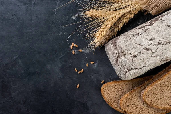 Pane e spighe di grano — Foto Stock