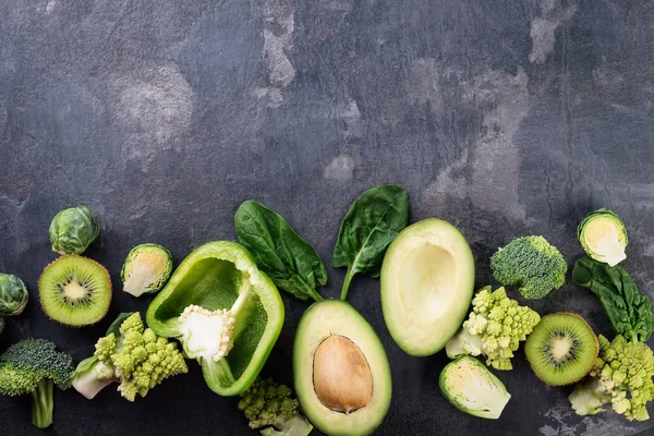 Grünes Gemüse Auf Dunklem Hintergrund Brokkoli Kohl Avocado Pfeffer Flache Stockbild