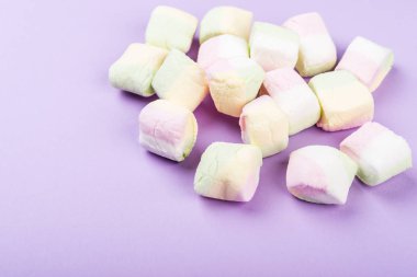 Marshmallow pembe arka plan, üstten görünüm. 