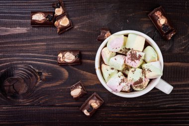 Bir fincan sıcak çikolata ve hatmi ahşap arka plan, üstten görünüm üzerinde. Noel içki.