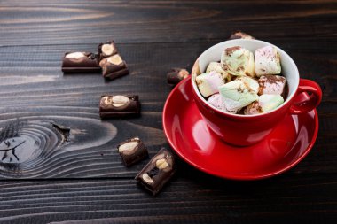 Bir fincan sıcak çikolata ve şekerleme ahşap arka plan üzerinde. Noel içki.