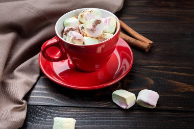 Bir fincan sıcak çikolata ve şekerleme ahşap arka plan üzerinde. Noel içki.