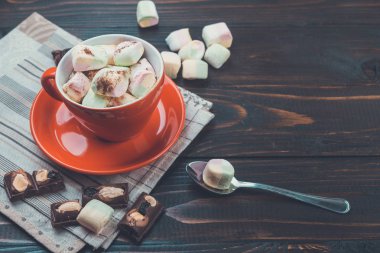 sıcak çikolata şekerleme ahşap rustik zemin üzerine