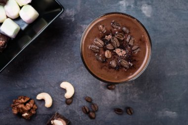 İle fındık ve hatmi koyu arka plan üzerinde çikolata güler yüzlü