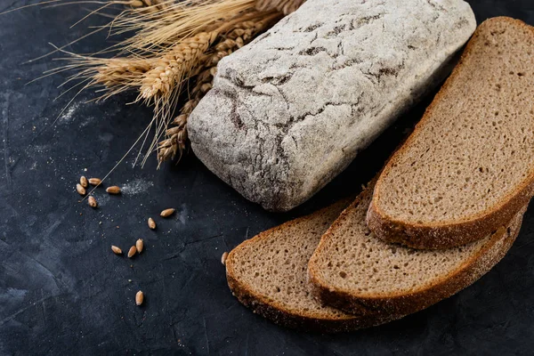 Pane e spighe di grano — Foto Stock